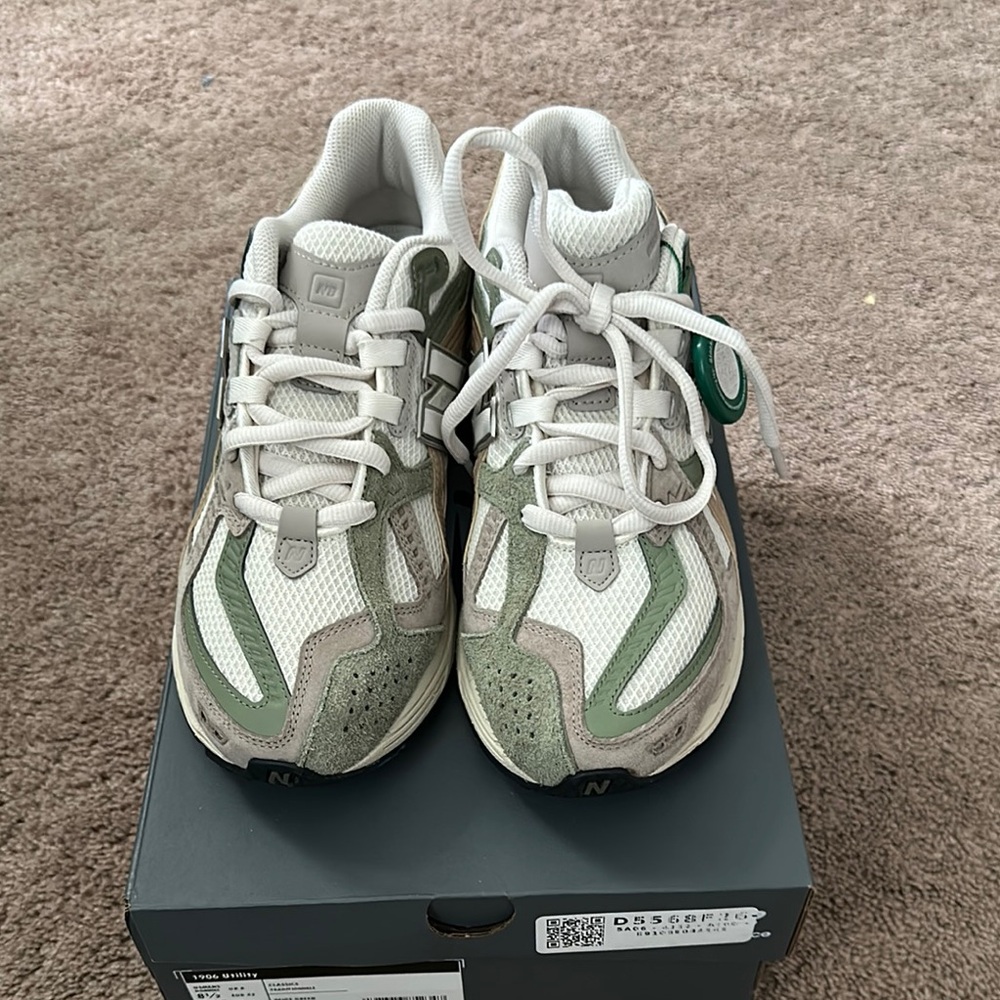 New Balance Green and Tan Sneakers for Everyday Comfort - Picture 3 of 4